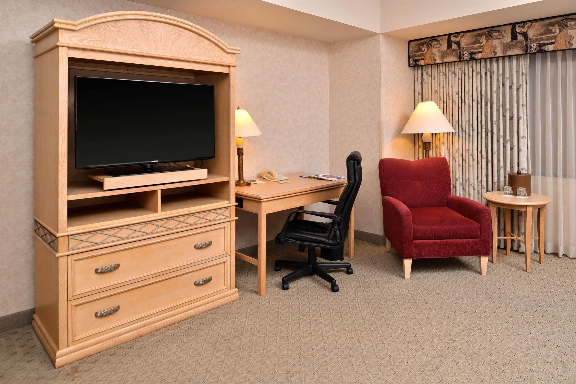 Edward & Convention Center Hotel 4*