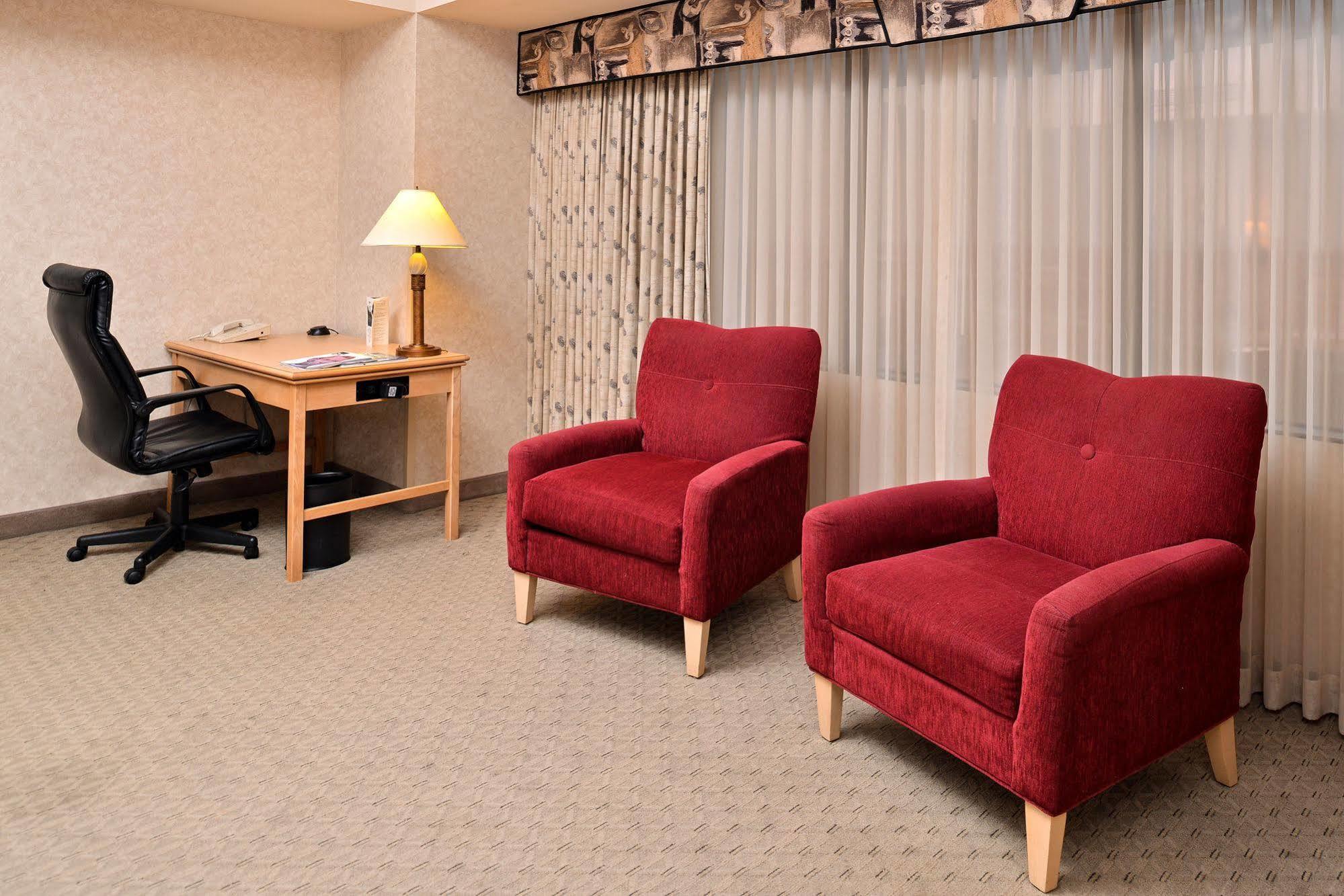 Edward & Convention Center Hotel 4*
