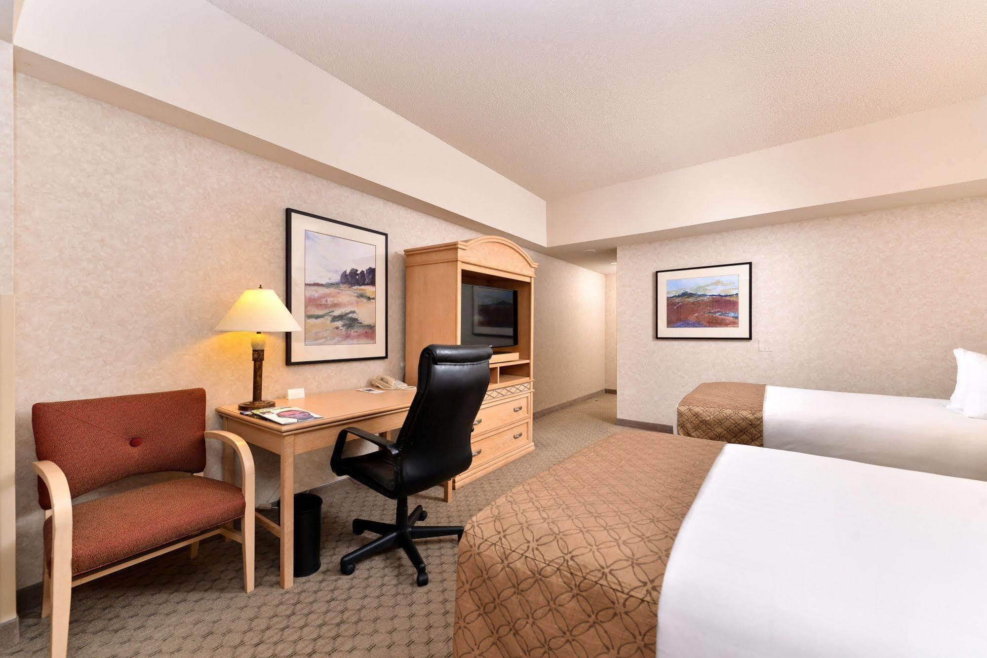 Edward & Convention Center 4*