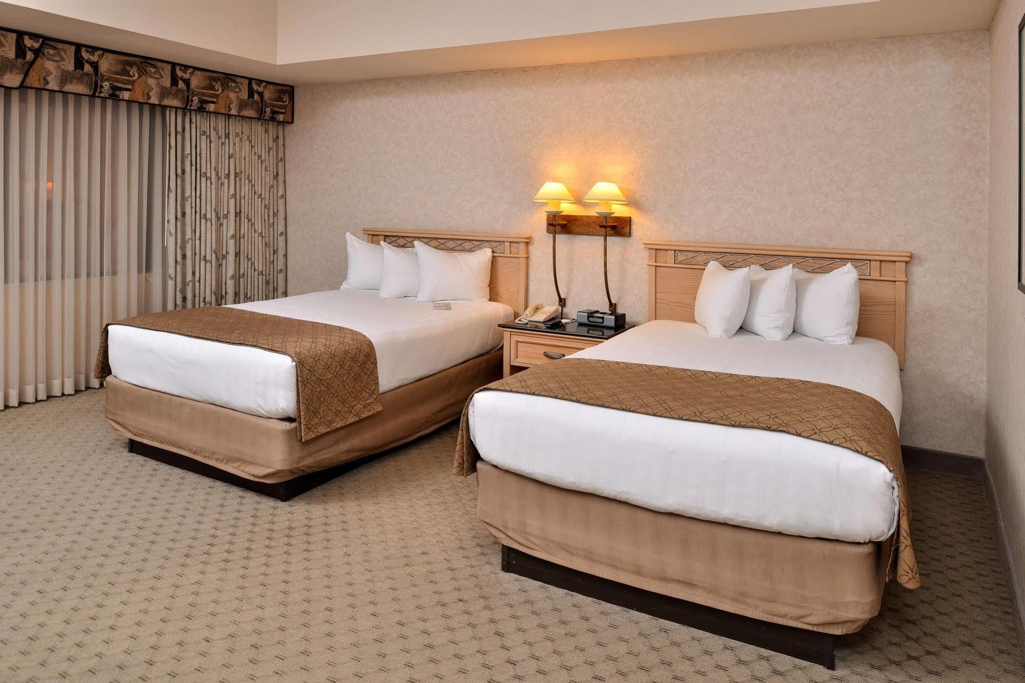 Edward & Convention Center Hotel Detroit