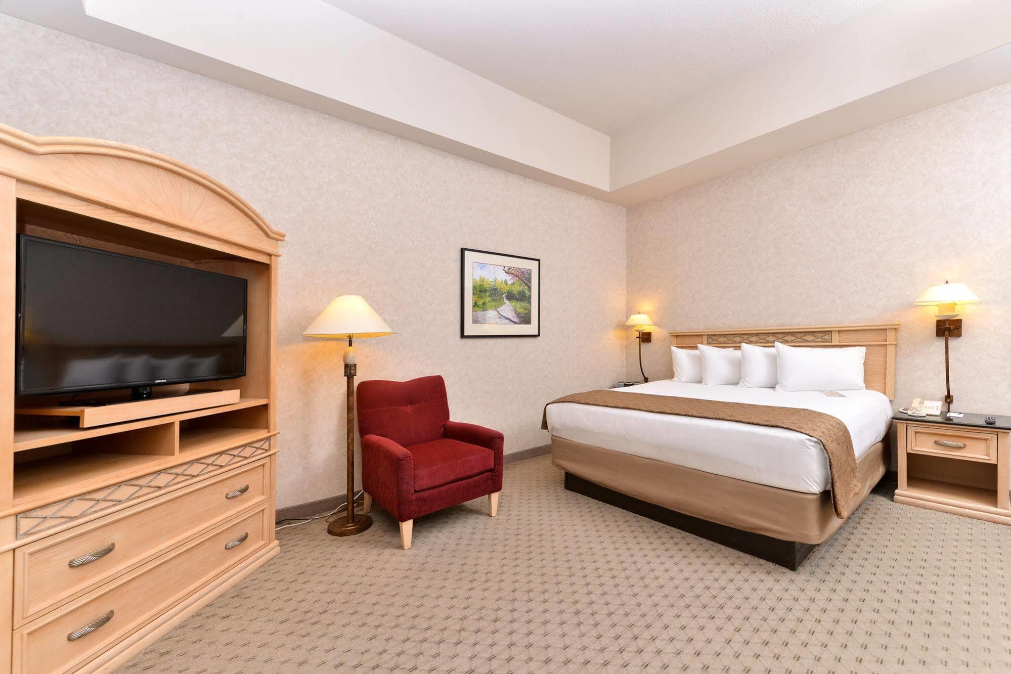 Edward & Convention Center 4*
