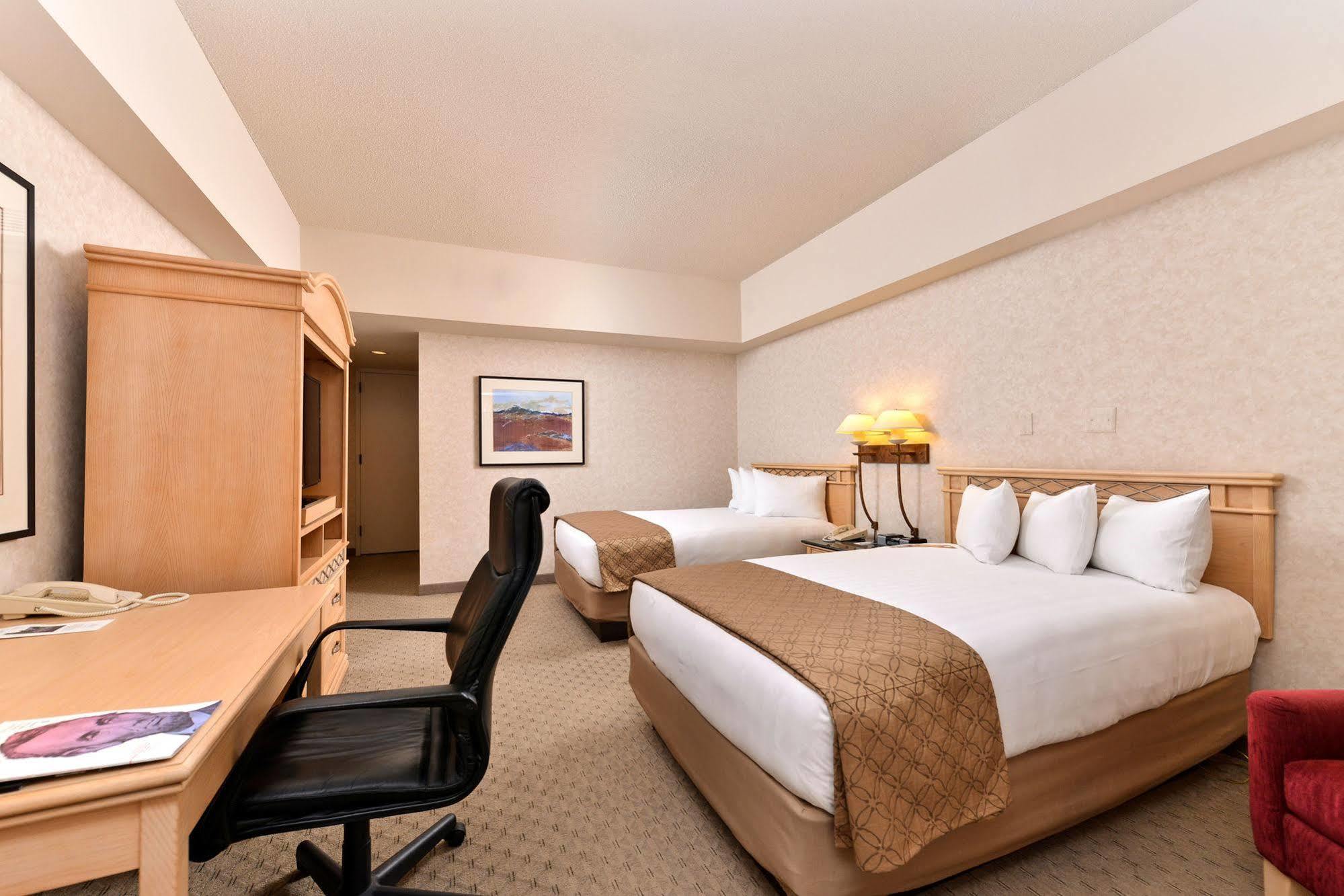 Edward & Convention Center Hotel