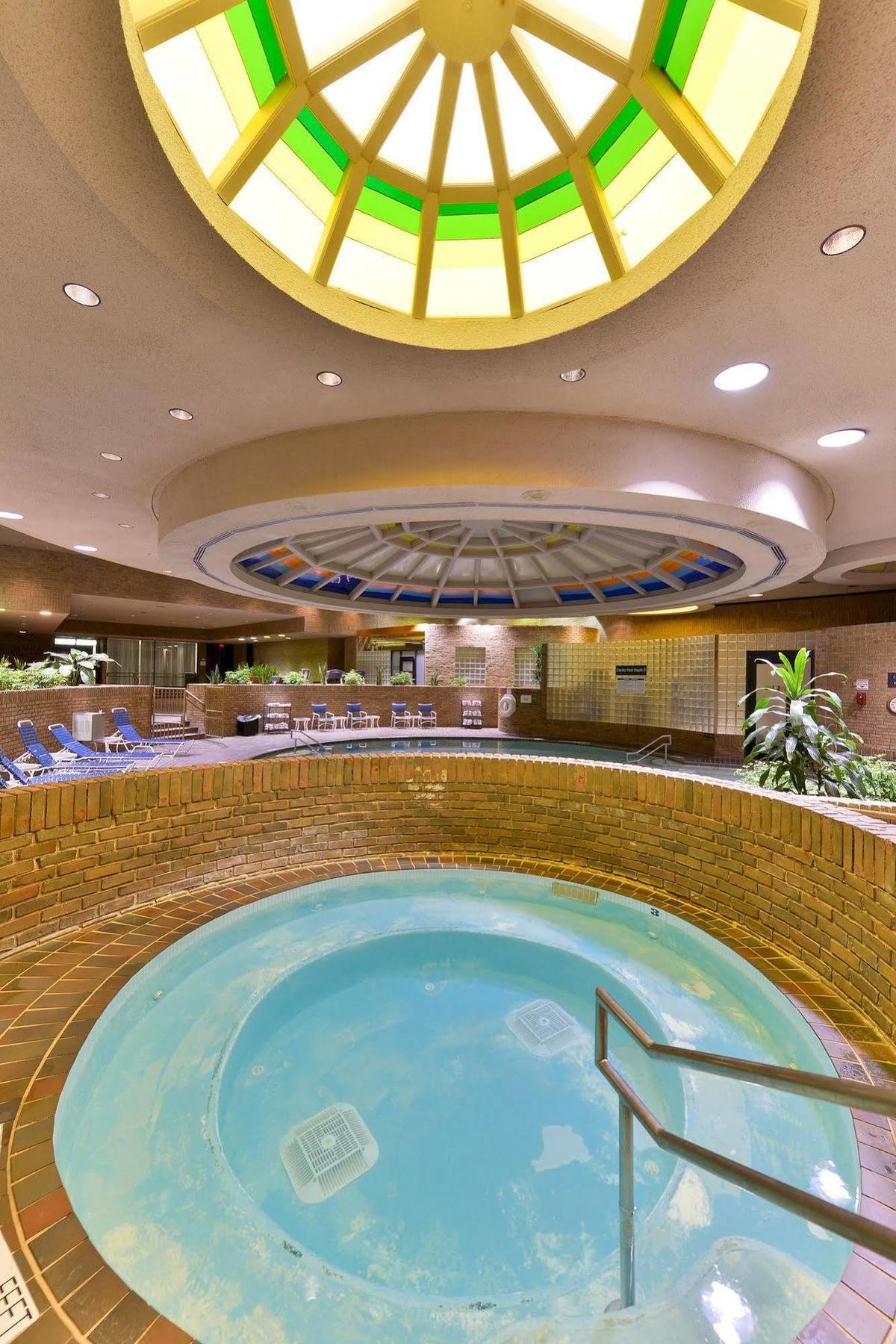 Edward & Convention Center Hotel