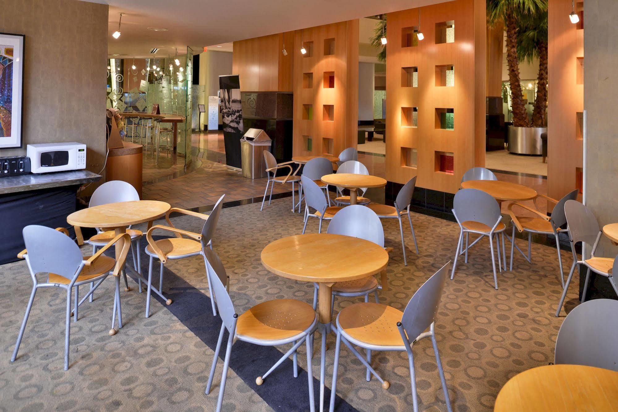 Hotel Edward & Convention Center