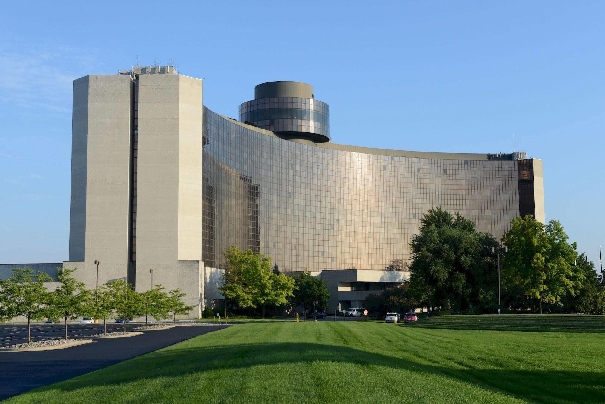 Edward & Convention Center Hotel